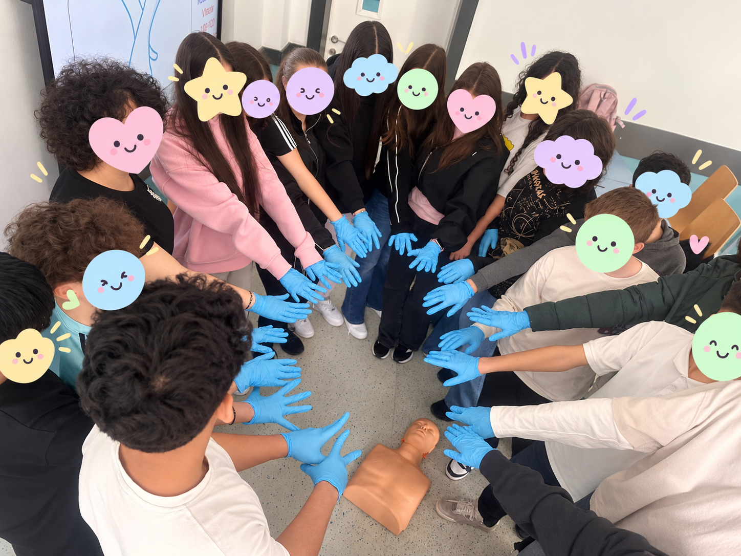 Elevi participând la un atelier practic de prim ajutor VitalSkills, la școală.